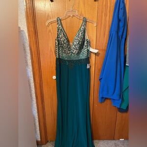 Emerald Green prom dress!
- Only tried on, never worn to an event 
- Size 5/6